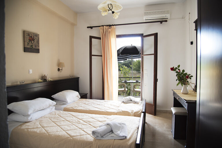 Studio with twin beds, air conditioning and a private balcony with table and chairs